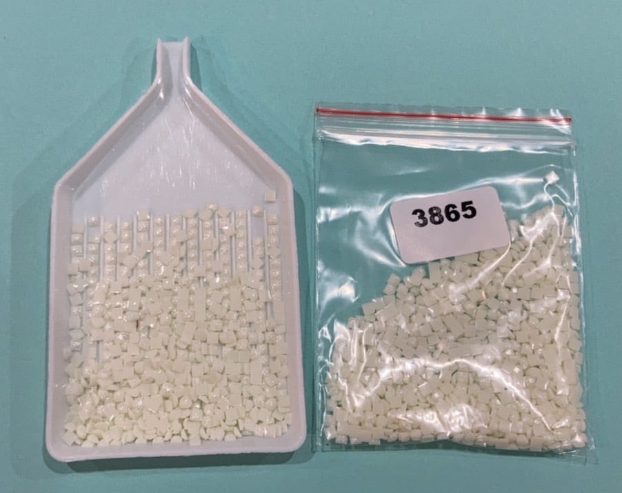 【3865番】フェアリーダストビーズ⭐︎四角(square)ビーズ 5g入り