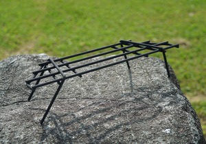 ロダン焚火台対応　炭床“ブラックエール”／ミカヅキロストル＆スタンド“Cour ＆ aid”　セット