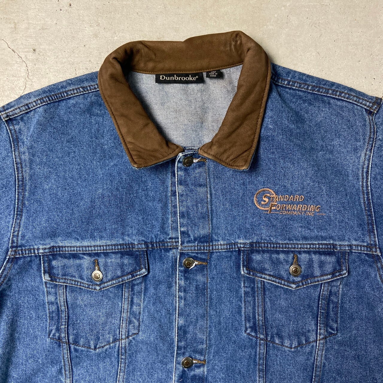 Dunbrooke デニムジャケット レザー襟 企業ロゴ刺繍 メンズXL 古着
