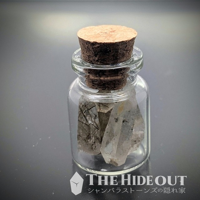 日本国産鉱物標本044 山梨県甲州市塩山竹森産草入り（苔土電気石入り）水晶　小瓶に入ったちびちび竹森水晶達