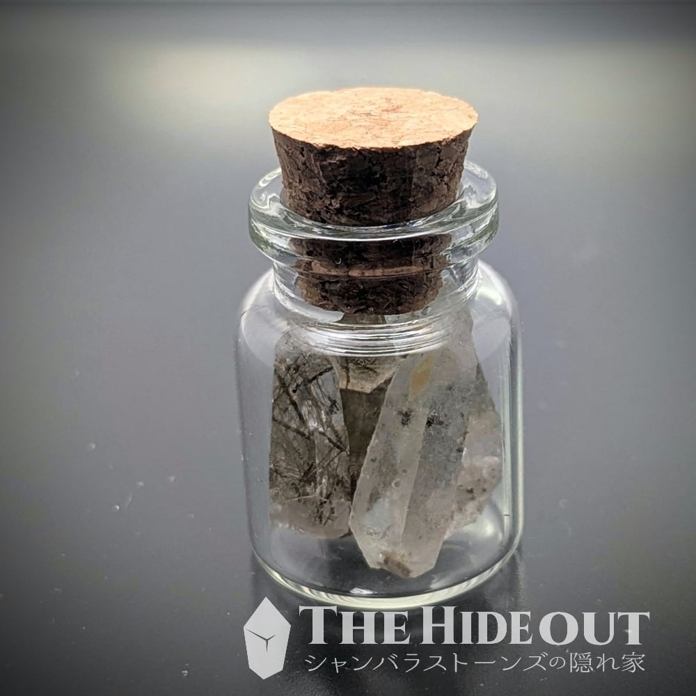 日本国産鉱物標本044 山梨県甲州市塩山竹森産草入り(苔土電気石入り)水晶 小瓶に入ったちびちび竹森水晶達
