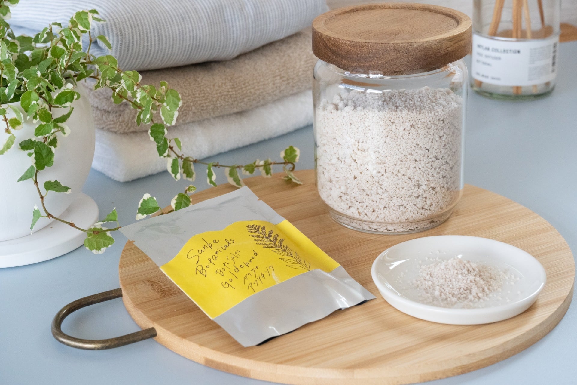 【ひで】セイタカアワダチソウの越冬完熟クリーム蜂蜜　1,000g 3本 送料込】SANBE Botanicals〈セイタカアワダチソウ〉アロマ3点セット