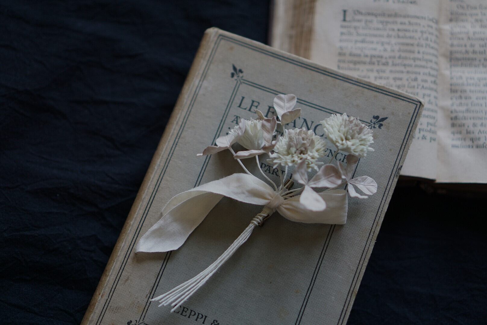 シロツメクサアンティーク コサージュ