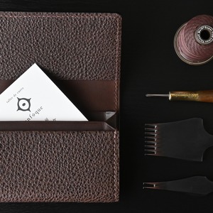 手縫い仕立ての風琴マチ名刺入れ 黒桟革 手揉み&イタリアンレザー