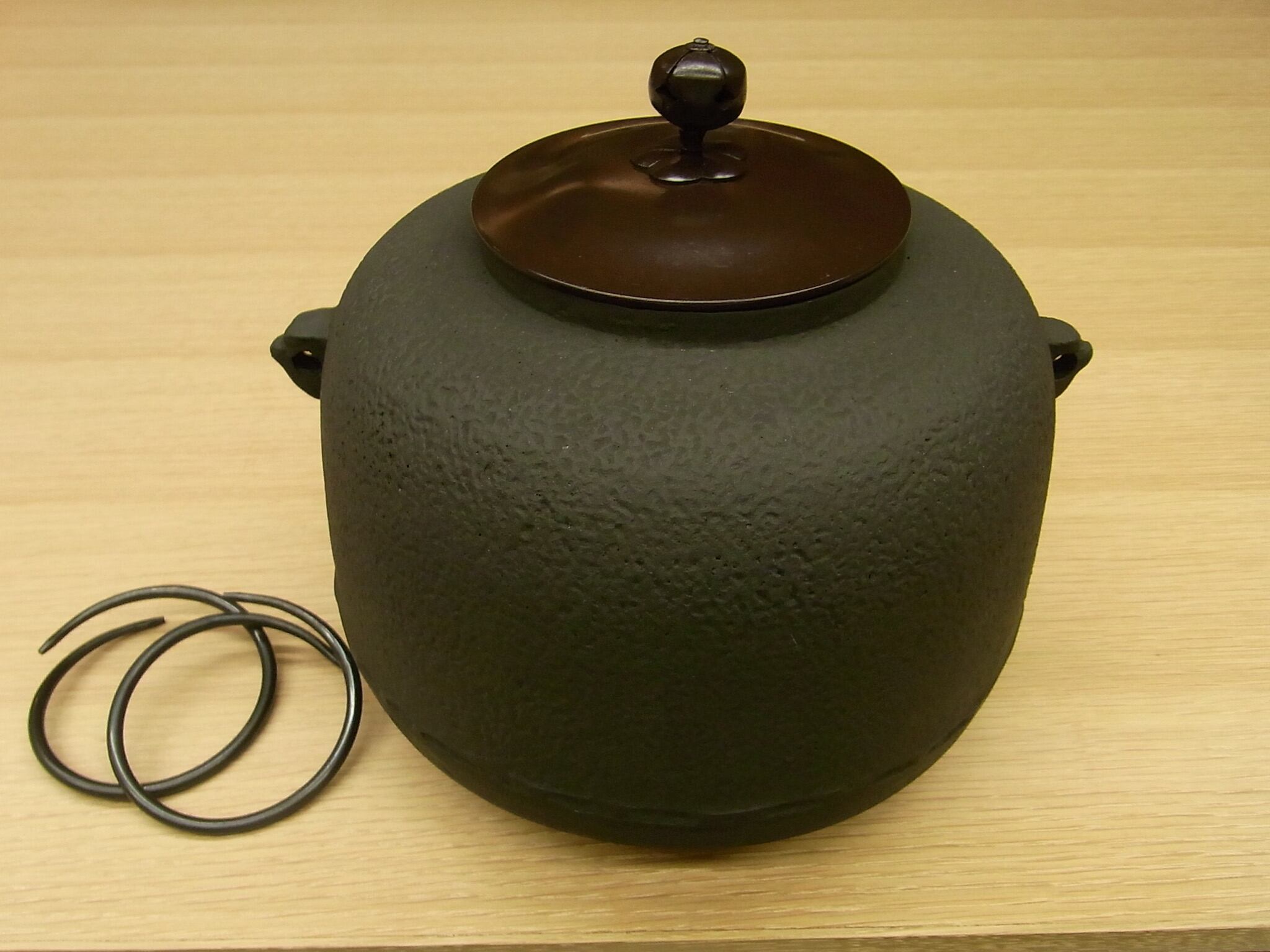 日本製 風炉釜 尻張り 利休好み写し 鐶付き | 小林漆陶