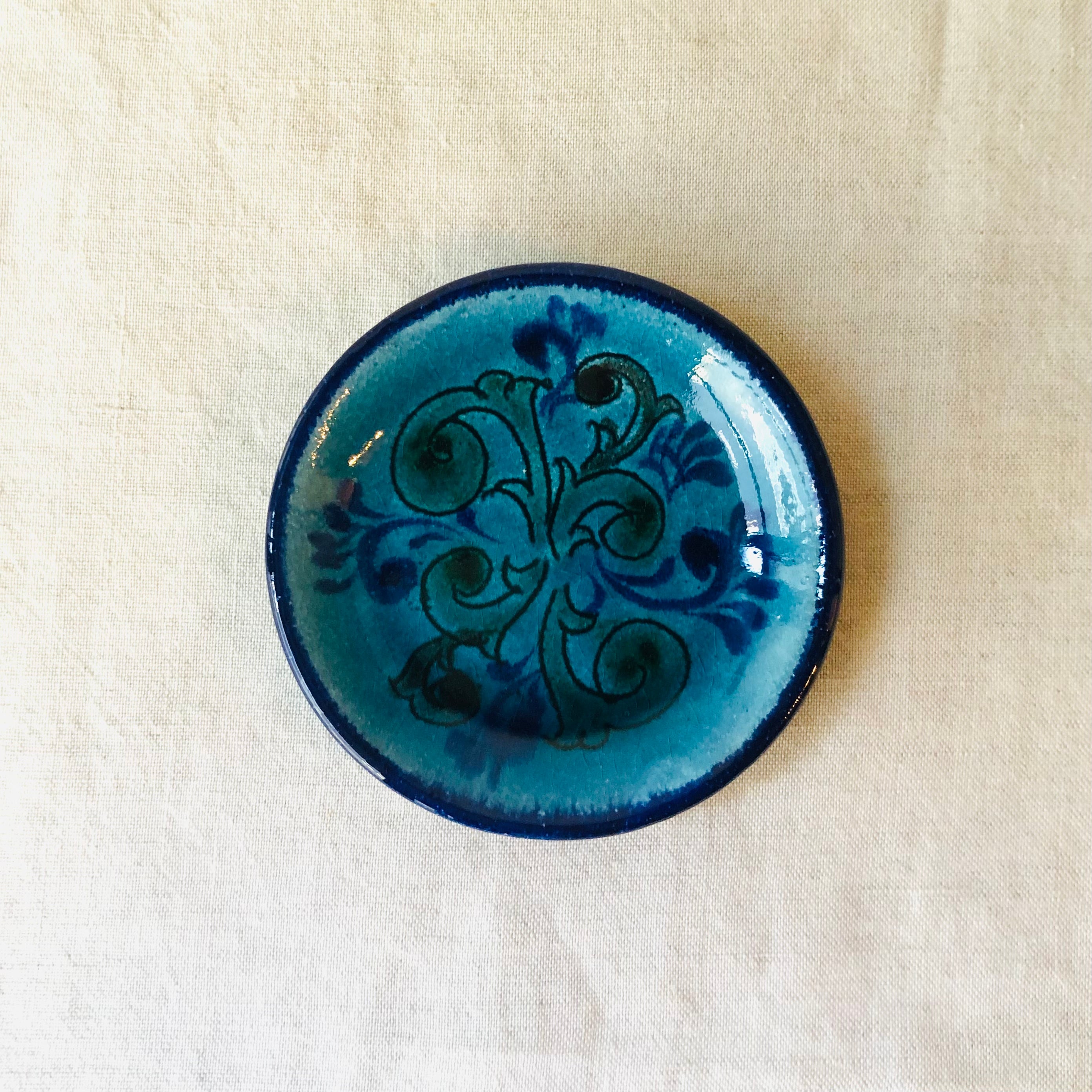 リシタン青色と緑色の花柄陶器皿 リシタン青色と緑色の花柄陶器皿