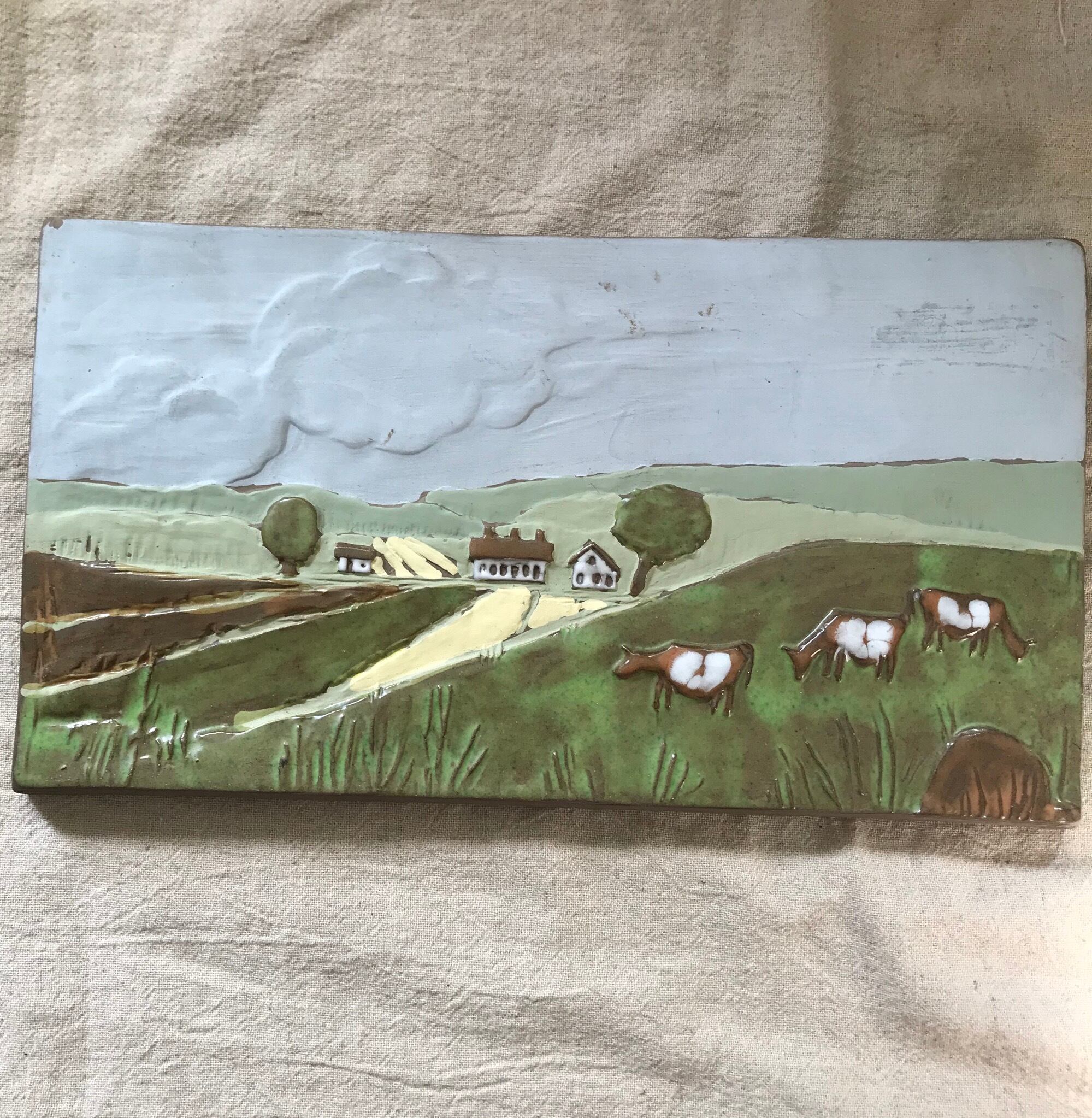 素朴な風景の大きな陶板