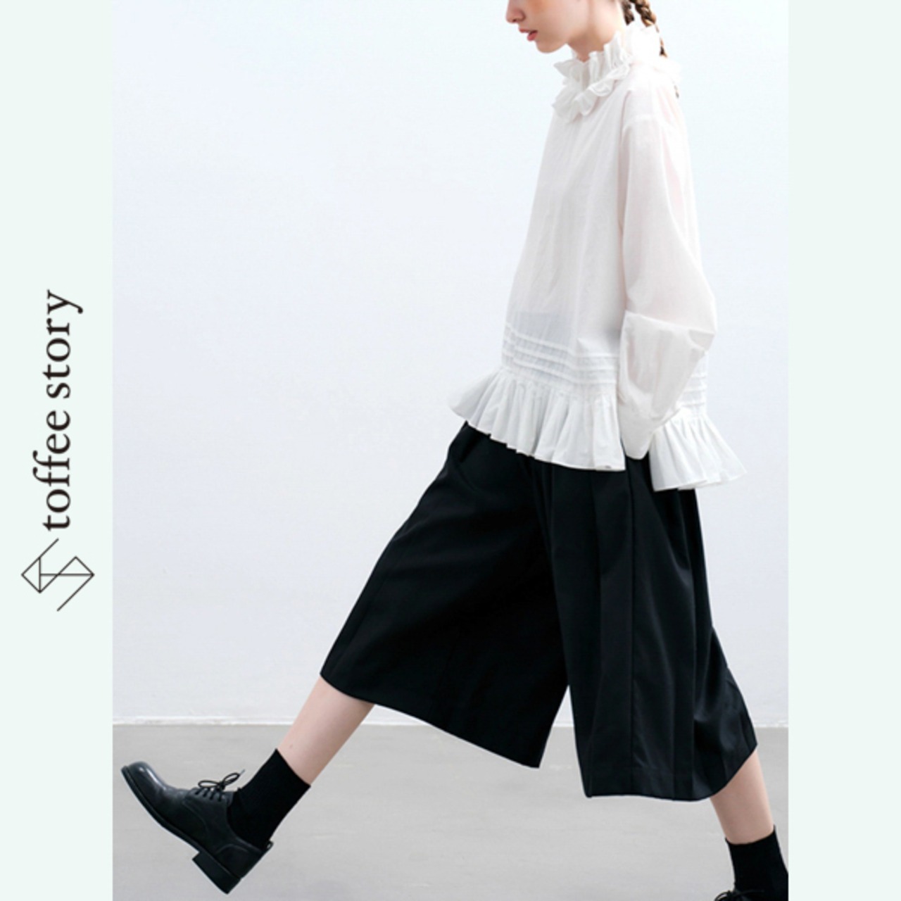 輪郭を描く白のブラウス 《P0258》