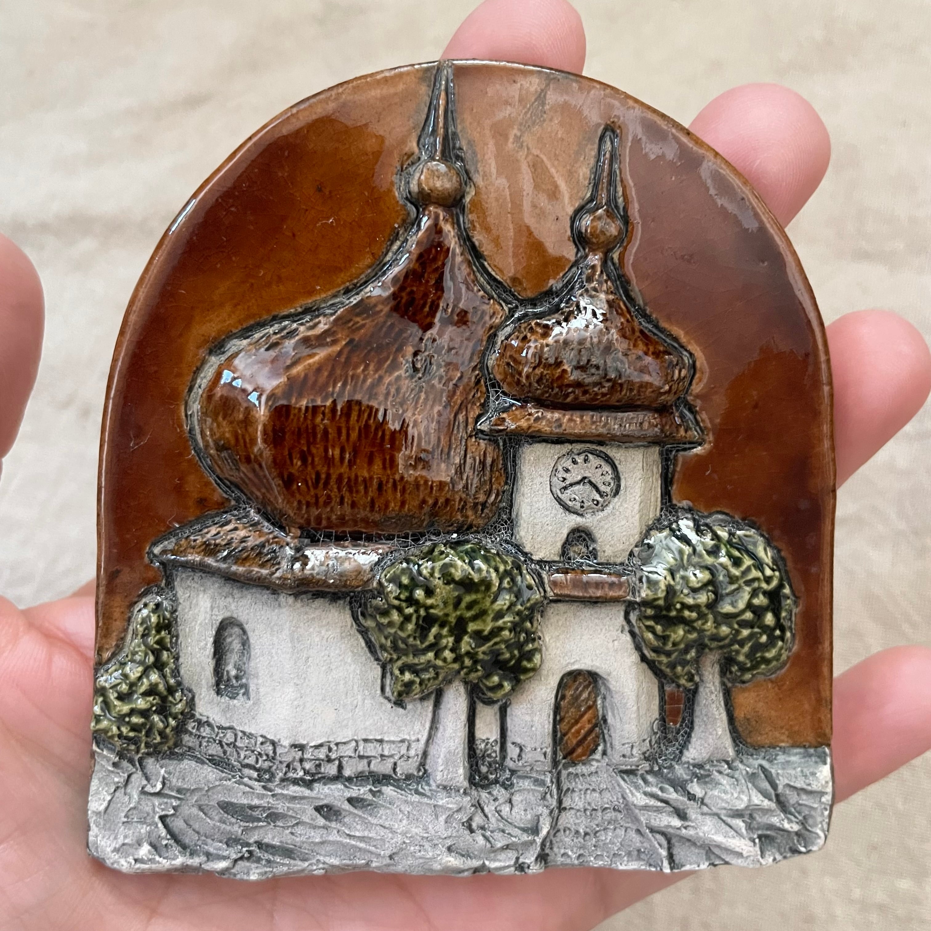 玉ねぎ屋根の建物の陶板