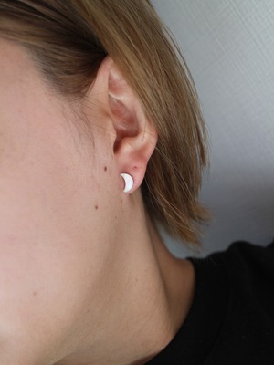 ホワイトムーンシルバーピアス