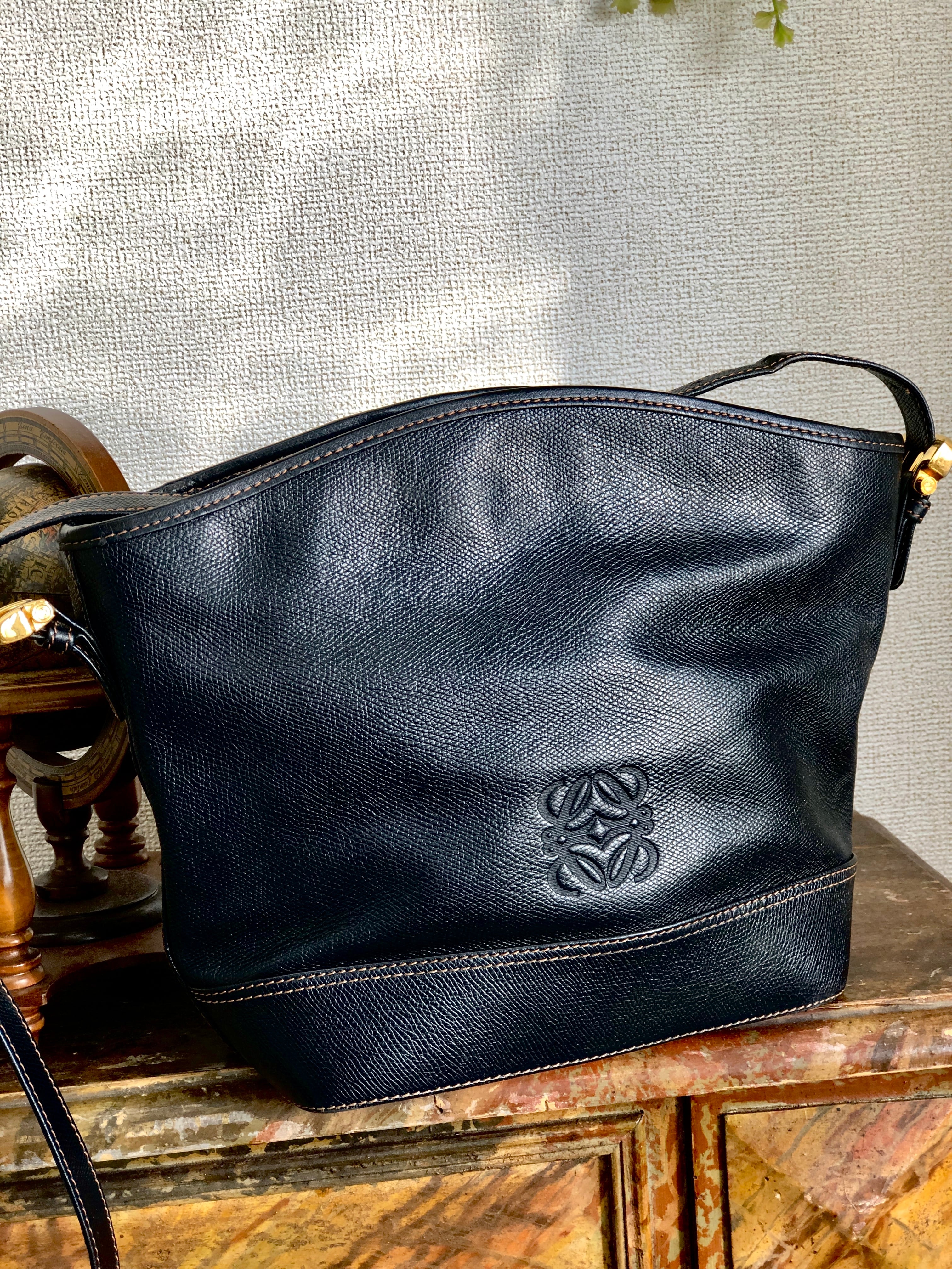 LOEWE ロエベ　アナグラム型押し　巾着　エンボスレザー　ドローストリング　ショルダーバッグ　ブラック　vintage　ヴィンテージ　yv6ak2  | VintageShop solo powered by BASE