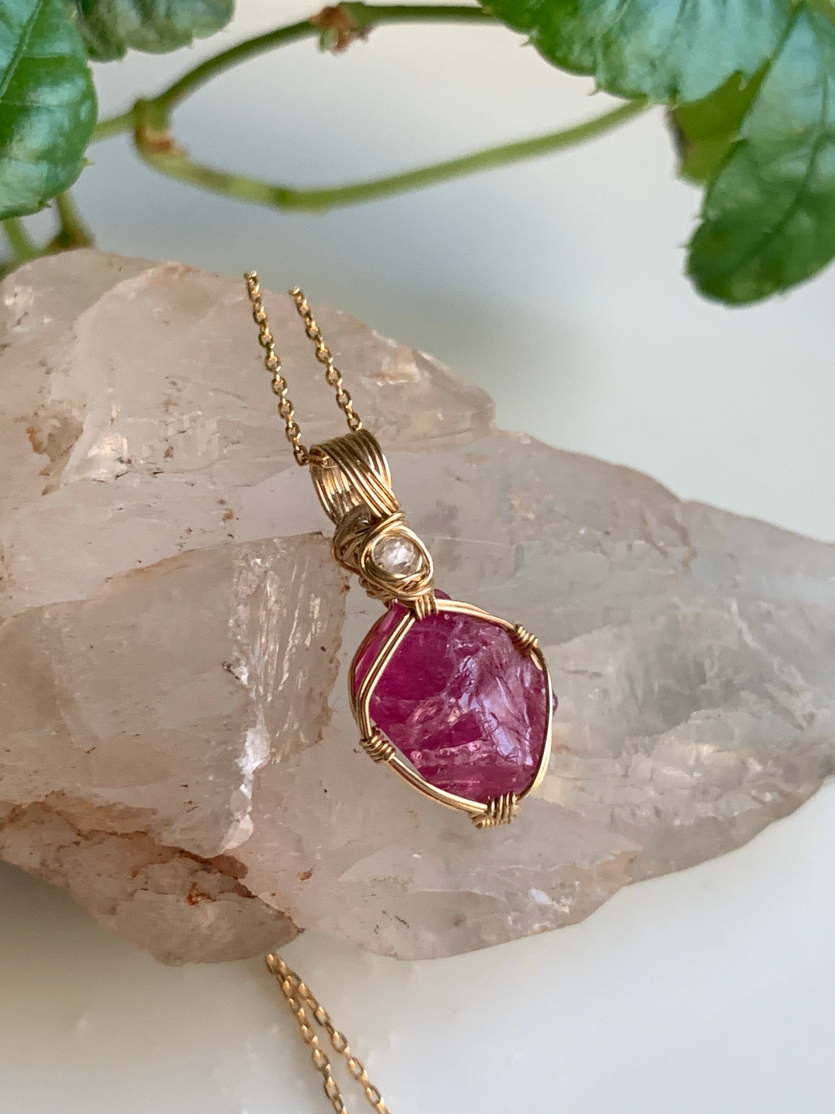 8月誕生石】ミャンマー産レッドスピネル原石女神巻きペンダントトップ