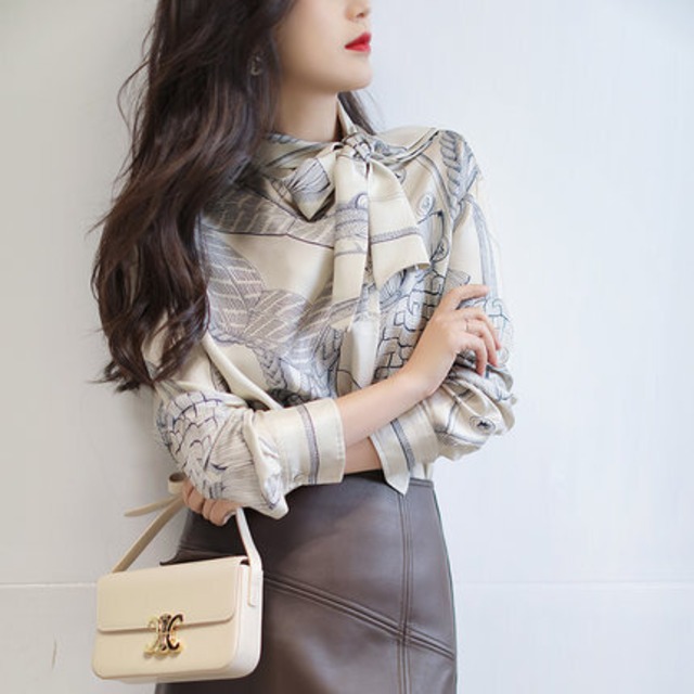 トップス レディース ブラウス 長袖 ハイネック リボンネック かわいい 大人可愛い きれいめ 大人 上品 おしゃれ お洒落 大人女子 キュート セクシー エレガント 主役級 存在感 フェミニン 柄 幾何柄 春 夏 秋 20代 30代 40代 オフィス ビジネス OL 通勤 学生 通学 デート お出かけ 女子会 着回し 普段使い 重ね着 韓国 韓国系 送料無料 ファッション コーデ スタイル 体型カバー トレンド 流行 M L XL 2XL 3XL