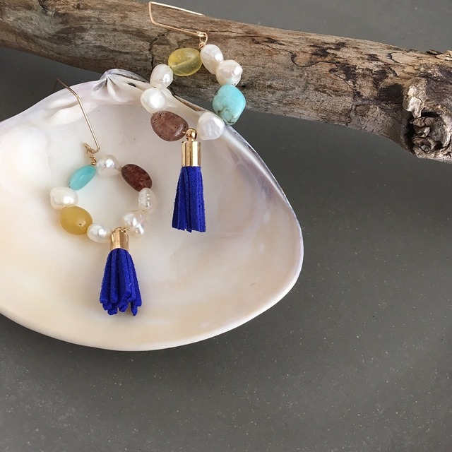 淡水パールとカラーストーンのサークルタッセルピアス