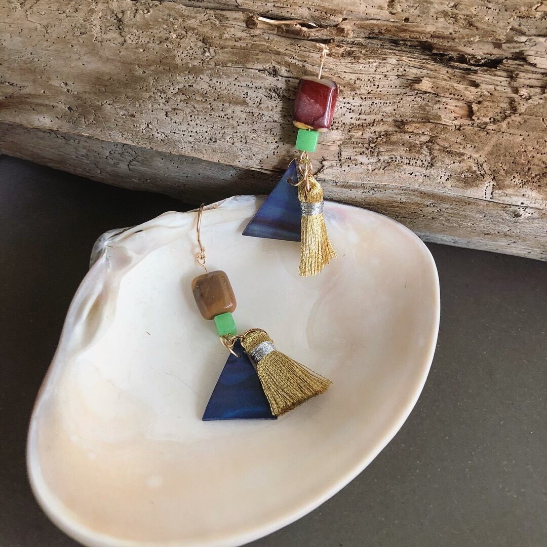 オータムカラーストーンのトライアングルタッセルピアス