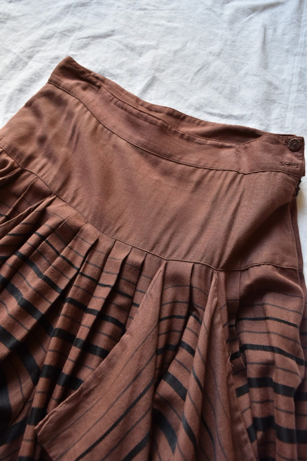 Complex Pleats Border Wide Pants