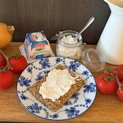 ソワニヨン 山羊乳チーズ スプレッドタイプ｜フランス産シェーブル ナチュラルチーズ ピラミッド型 140g とろける口どけ／パンや料理に最適 Soignon Spreadable Goat Cheese | French Chevre Natural Cheese, Pyramid Shape 140g – Creamy Texture, Perfect for Bread, Cooking and More