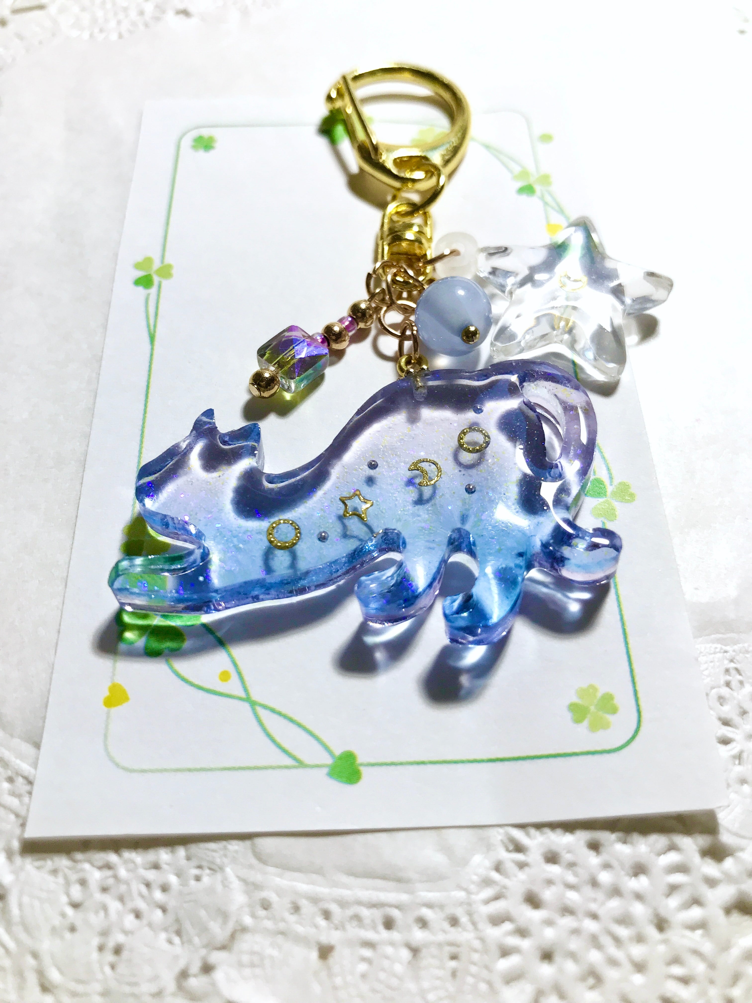 猫キラキラキーホルダー チャーム ハンドメイド レジン ネコ 