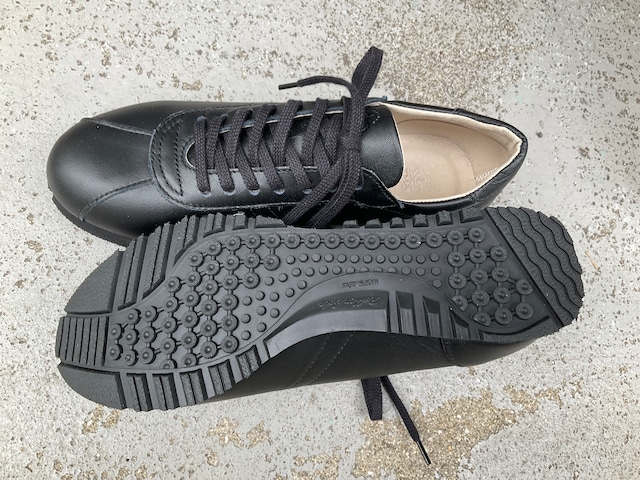 毎日使える定番ブラック/シンプルで合わせやすいレザースニーカー