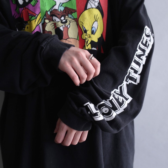 "LOONEY TUNES" front and sleeve printed l/s tee