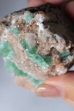 グリーンアポフィライト × スティルバイト 「自由な木々」Green Apophyllite with Stilbite ◇ 天然石・鉱物・パワーストーン・原石 | st00395