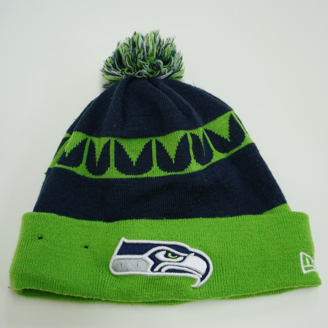 ニューエラ(NEW ERA)NFL　シーホークス　黄緑・紺　ポンポン　ニット帽　B24