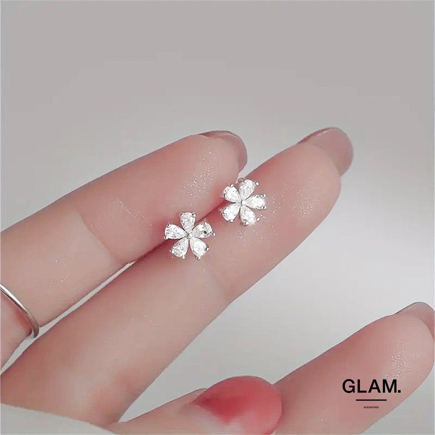 セブンイレブン 冬ギフト カタログ フラワージルコニアピアス | 金属アレルギーに悩む女性向け その他
