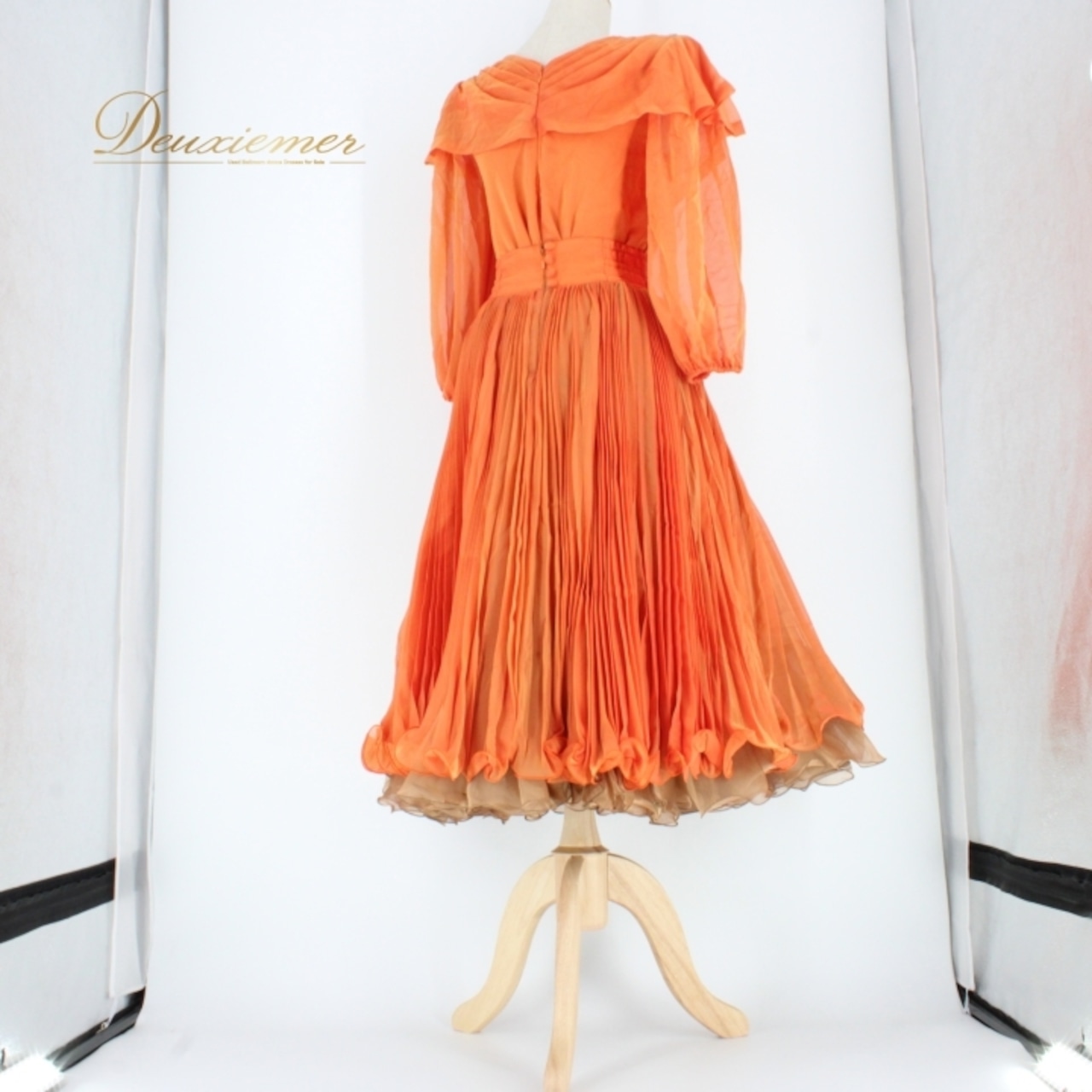 社交ダンス 衣装 スタンダード 上下セット ツーピース レッスンウェア パーティ衣装 レディース オレンジ系 lovely dancing パニエ 鮮やか オレンジ 色 シルエット ふんわり 二重スカート ラインストーン 軽やか おしゃれ ダンスウェア フェミニン カジュアル パーティー 特別な日 または シーン コーディネート ジャズ ダンス パフォーマンス 講師用 レディースファッションユニフォーム 体型カバー