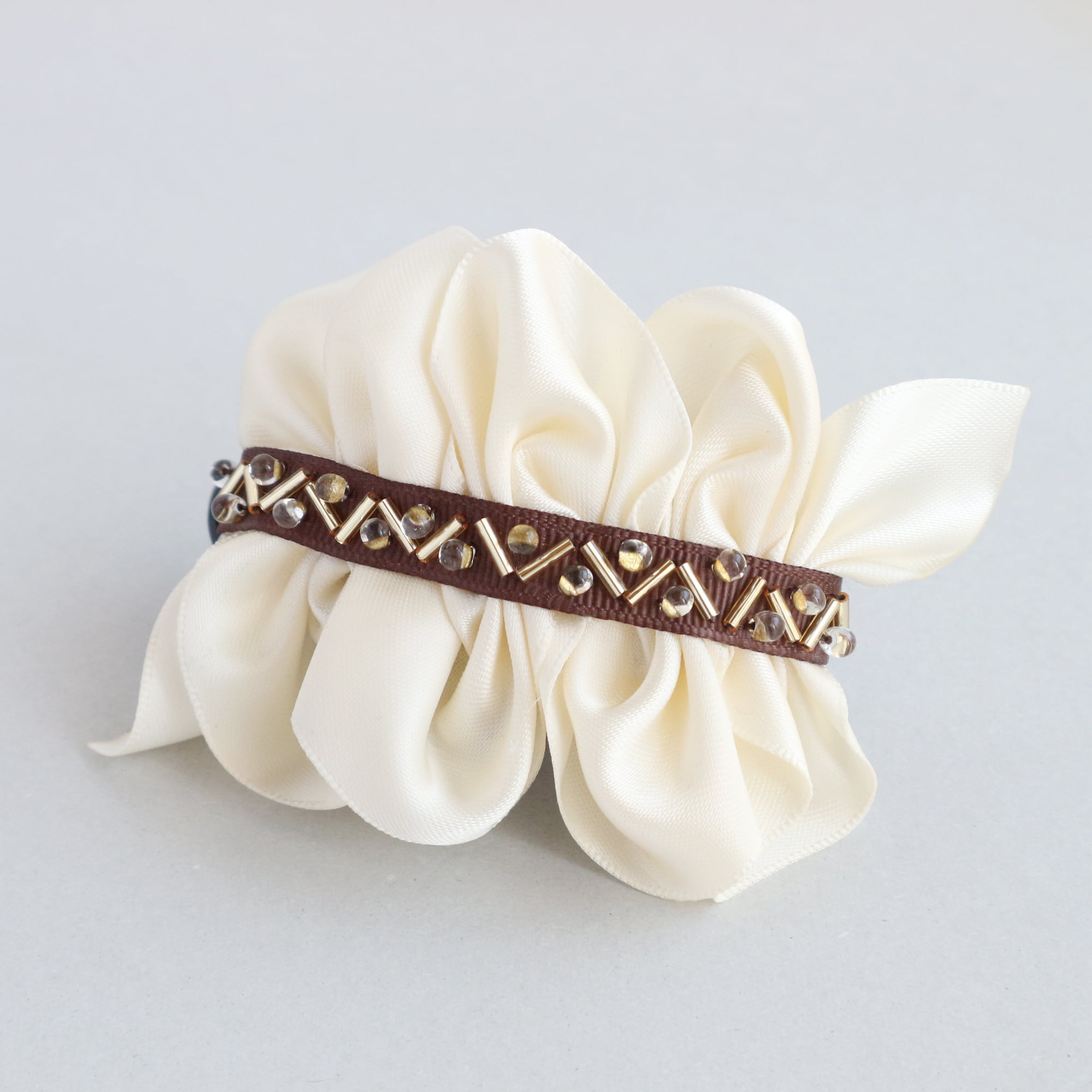 大人可愛いアーチ型バンスクリップ リボン×ビーズ×アイボリーで上品なまとめ髪にぴったり 白 プレゼント 秋 冬