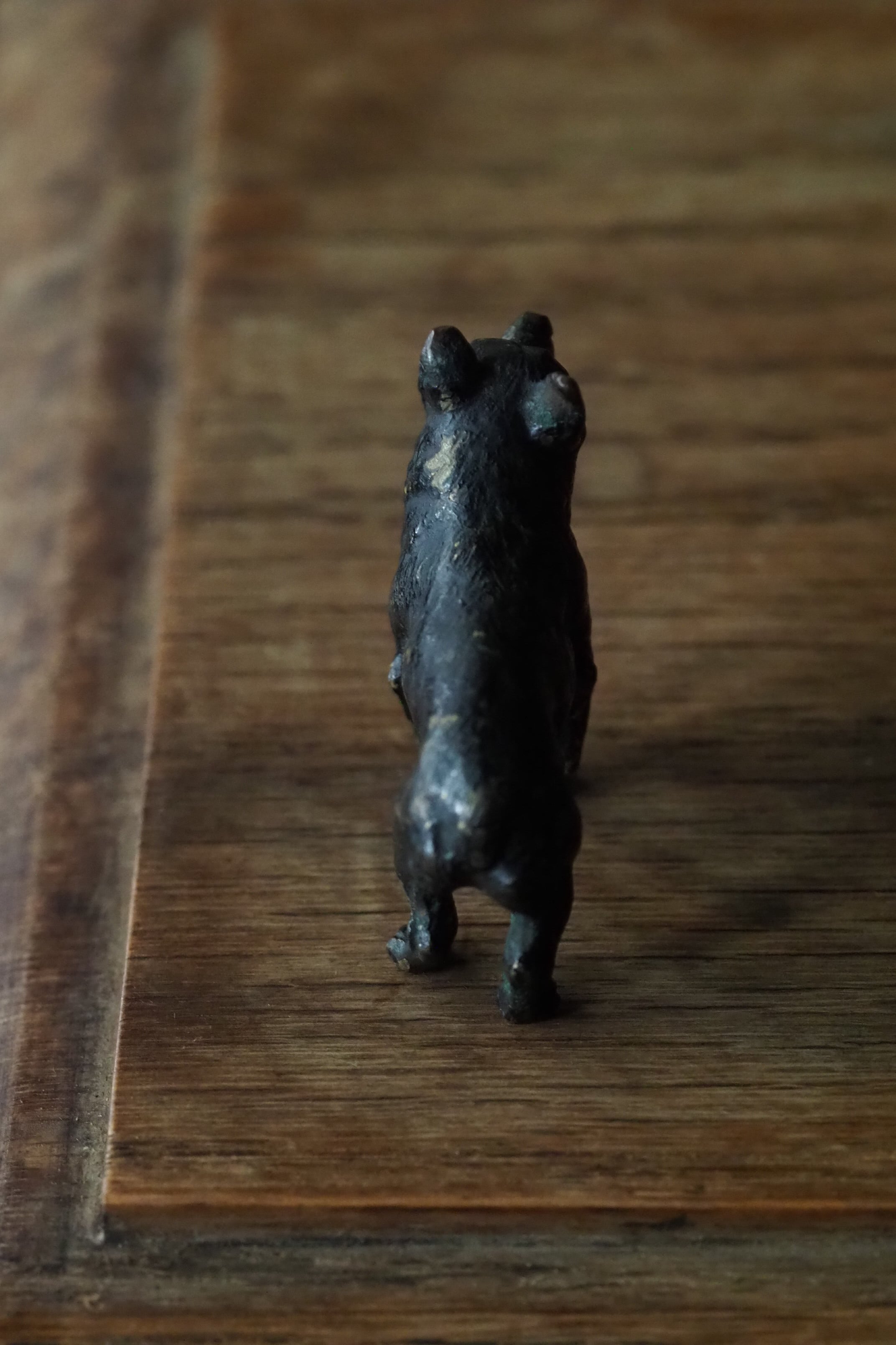 小さなワンコ、誰ぞ待つ-antique bronze dog objet | アンティーク