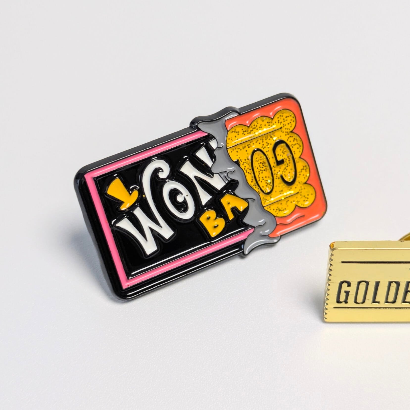 ♧ 送料無料! 【 Charlie and the Chocolate Factory / チャーリーとチョコレート工場 】WONKA ( ウォンカ ) チョコ&ゴールデンチケット / PINS 2Pセット / ピンバッジ / ピンズ 〚アメリカン雑貨 アメトイ〛