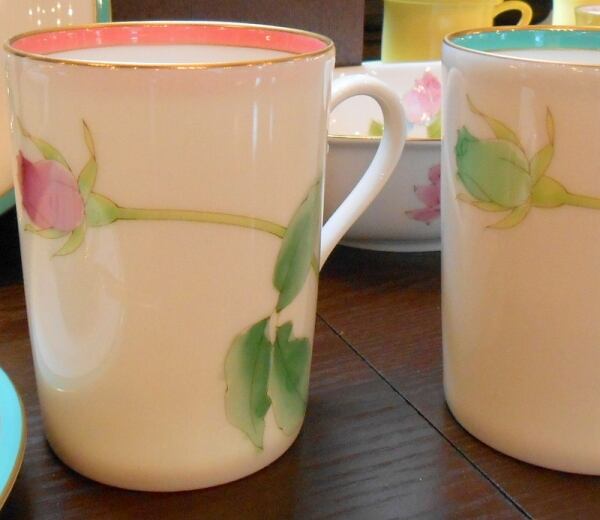 香蘭社 ブライトローズ ペアマグカップ 華やかな一輪の薔薇のデザイン