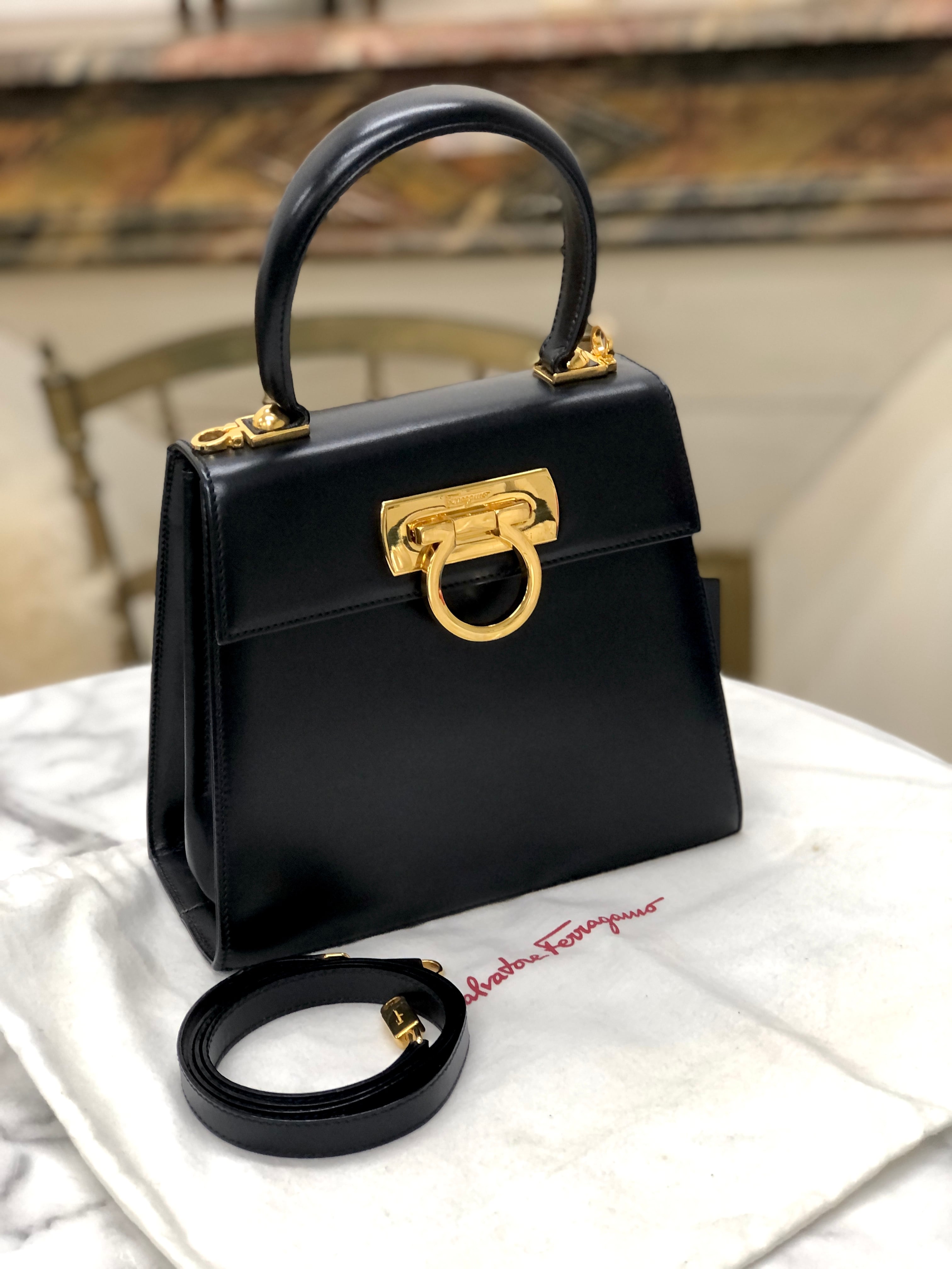 SalvatoreFerragamo  ショルダーバッグ ブラック レザー