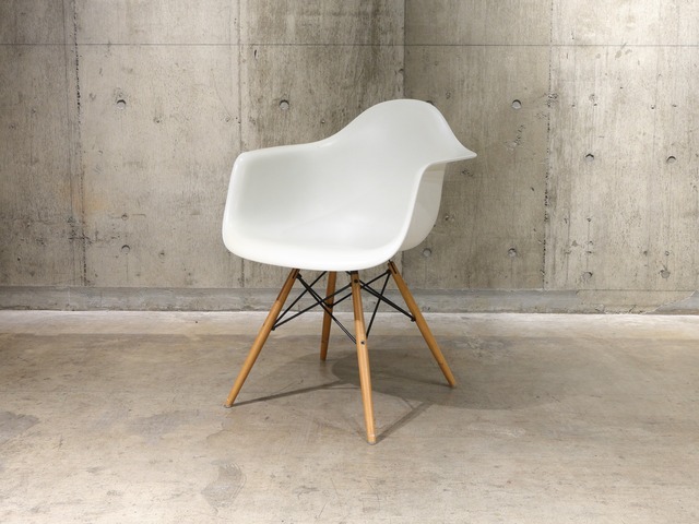 Plastic Shell Armchair (White)