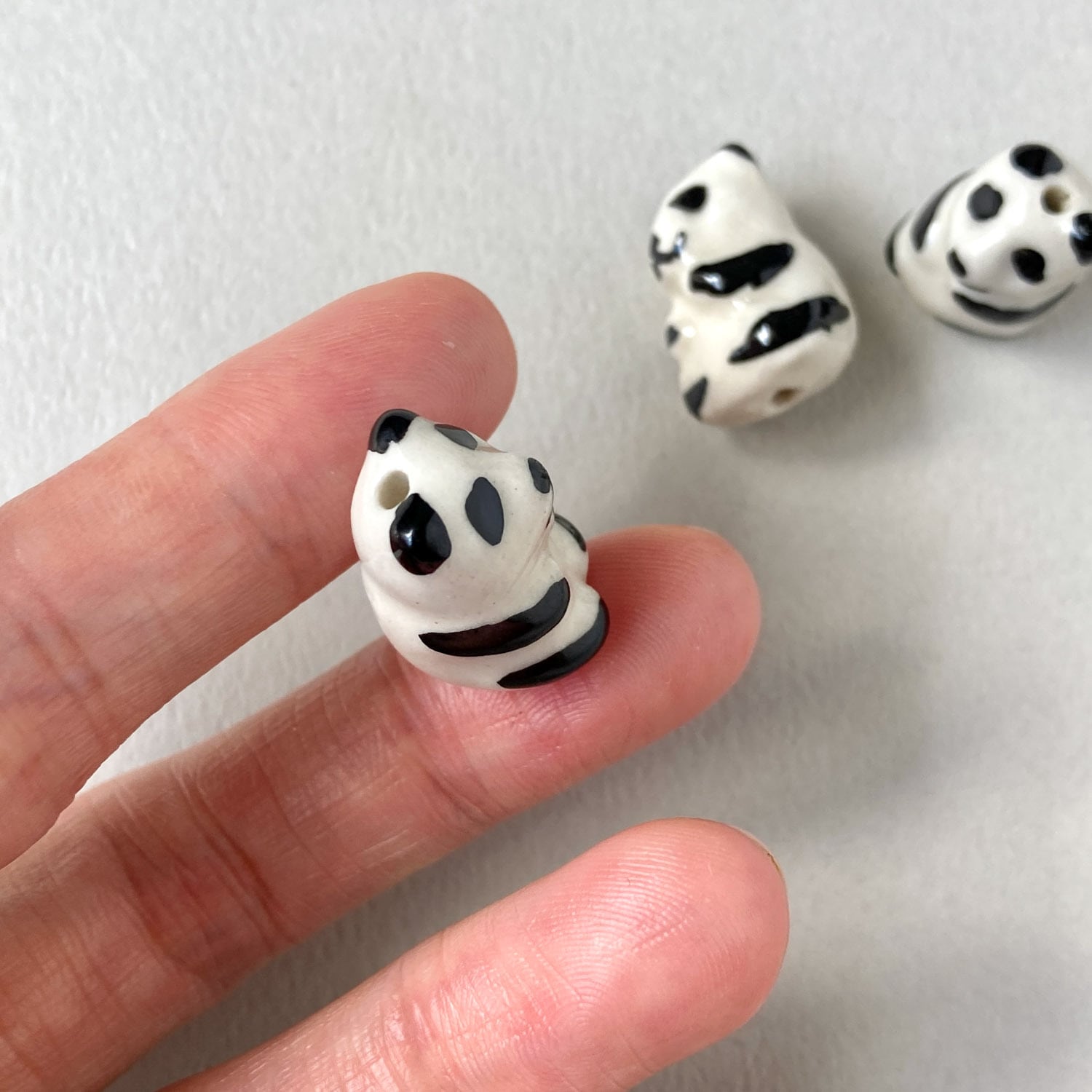 お座りパンダの陶器ビーズ（19mm） | Dua-アクセサリーパーツショップ