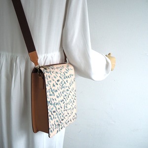 Box Pochette (Eucalyptus) Shoulder Bag Cowhide