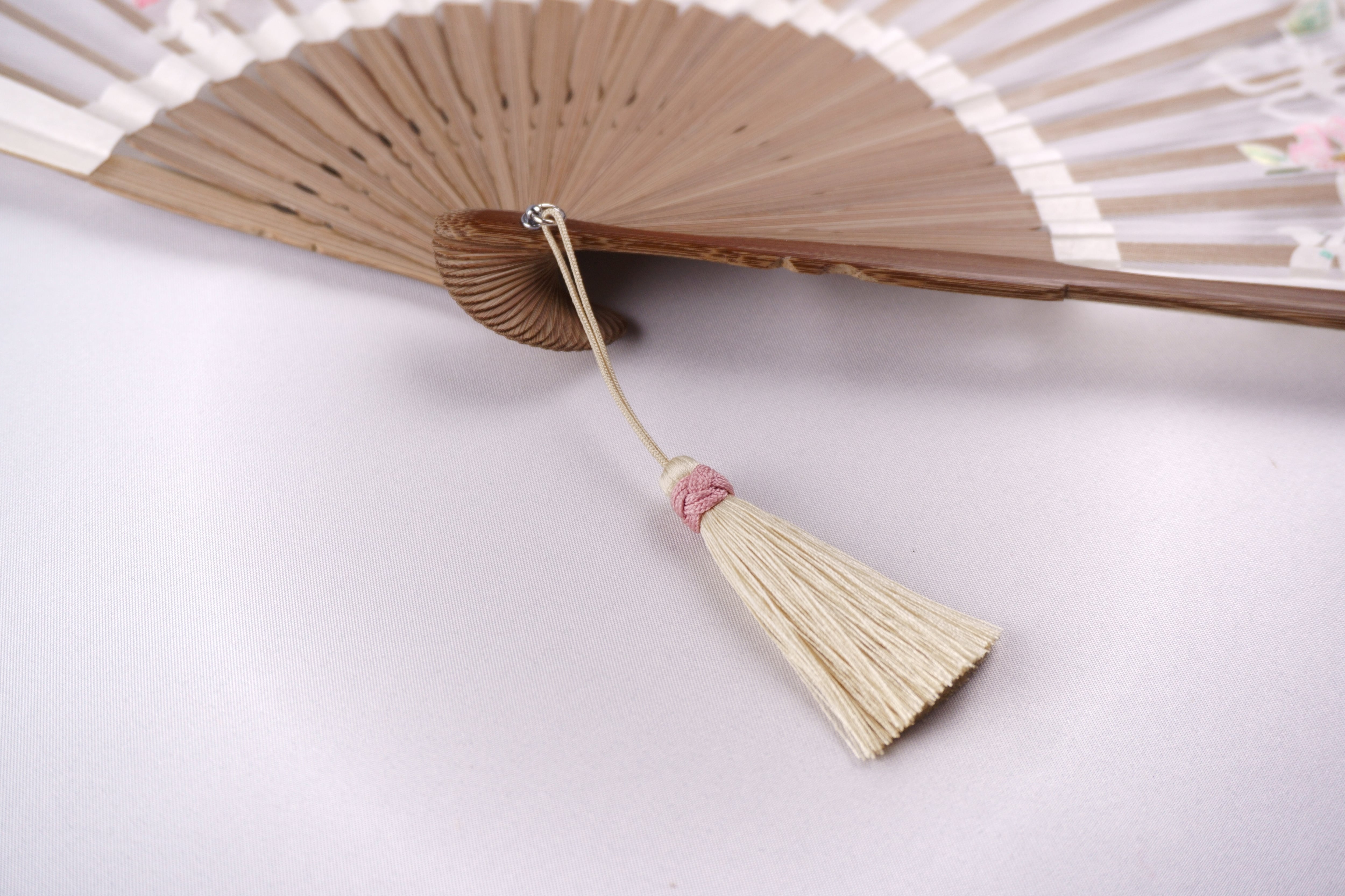 額透かし彫扇 紗月 ハナミズキ 白 | 紗月扇 京都【オンラインショップ
