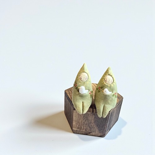 ねこめ　陶器オブジェ　鳥を抱く子