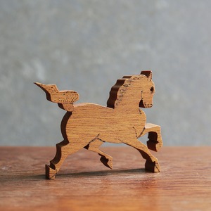 力強く駆け出す、味わい深いの馬