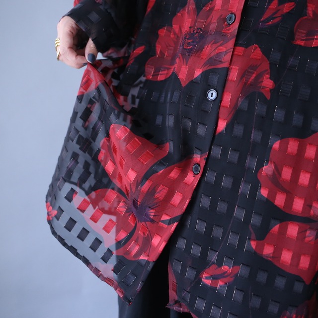 "black×red" block and beautiful flower motif pattern over silhouette see-through shirt
