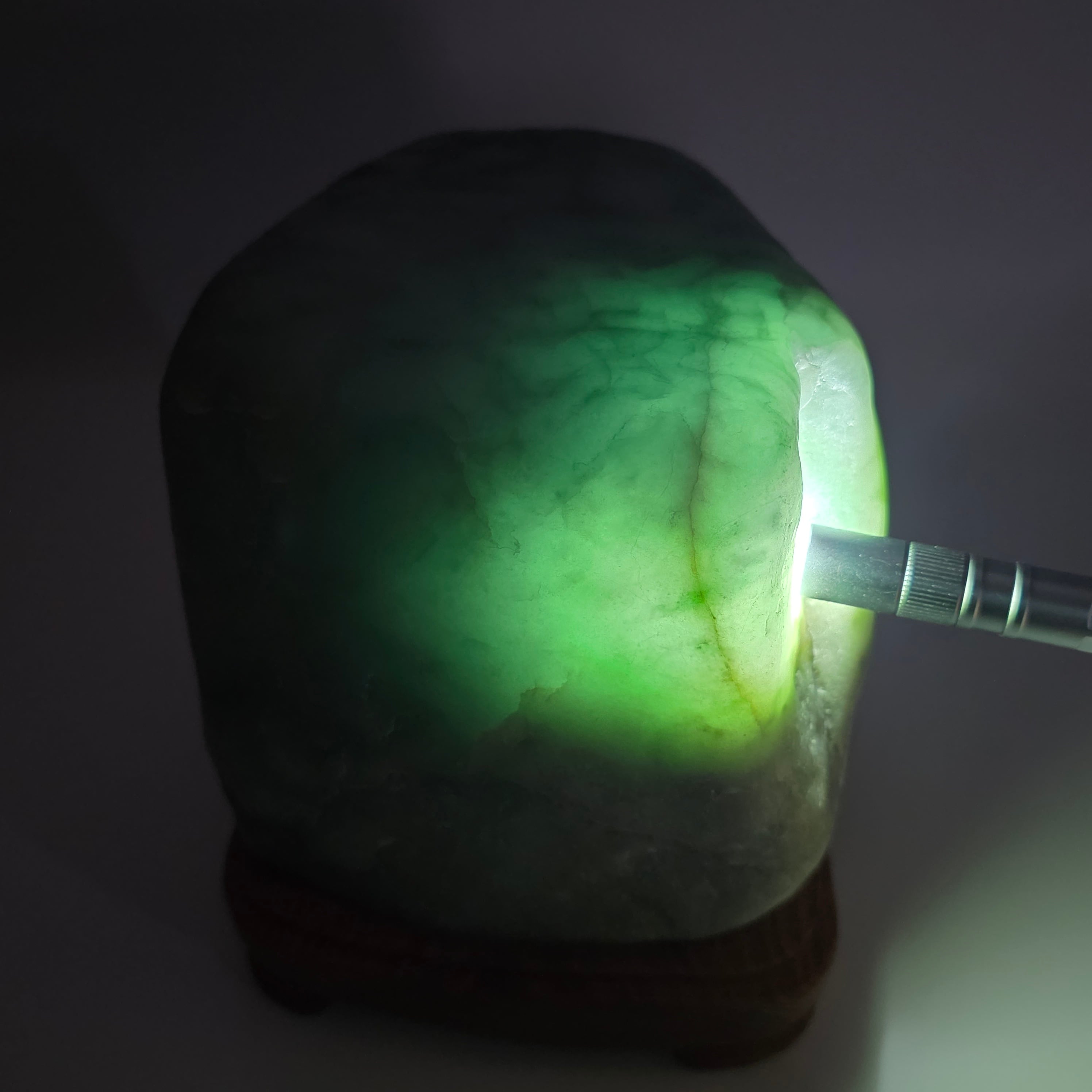 小滝土倉：糸魚川翡翠プレミアム: 磨き石:台付き BGM0115 | 糸魚川翡翠