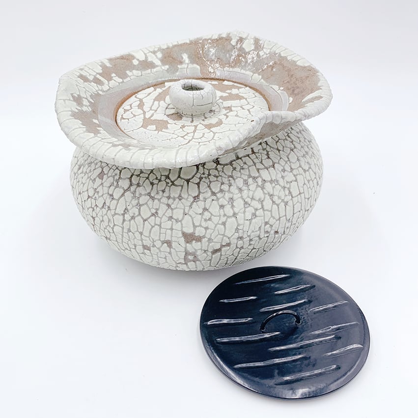 M717 水指 『竹村繁男造』『白鳳釉』『菱形水指』 共箱 茶道具 M717 水指 『竹村繁男造』『白鳳釉』『菱形水指』 共箱