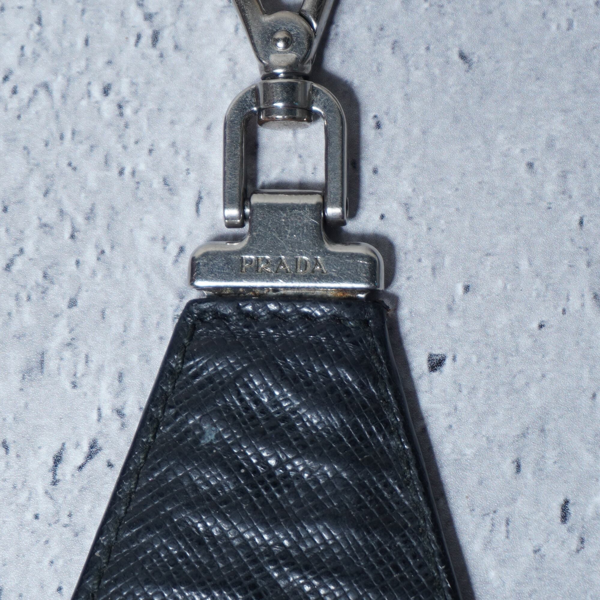 PRADA】プラダ 三角プレートロゴサフィアーノレザーキーホルダー black