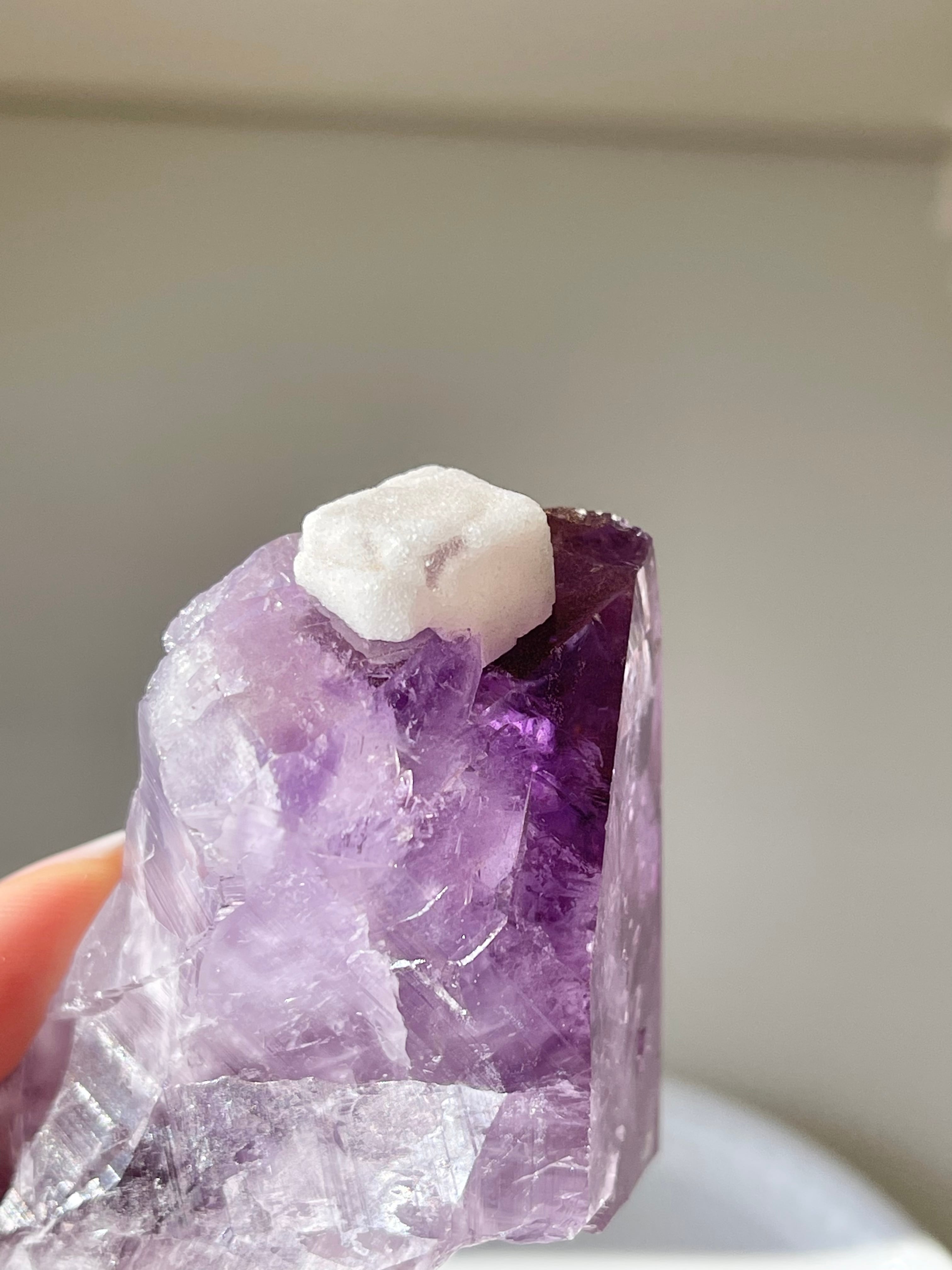 カルサイトオンアメシスト/ square calcite on amethyst