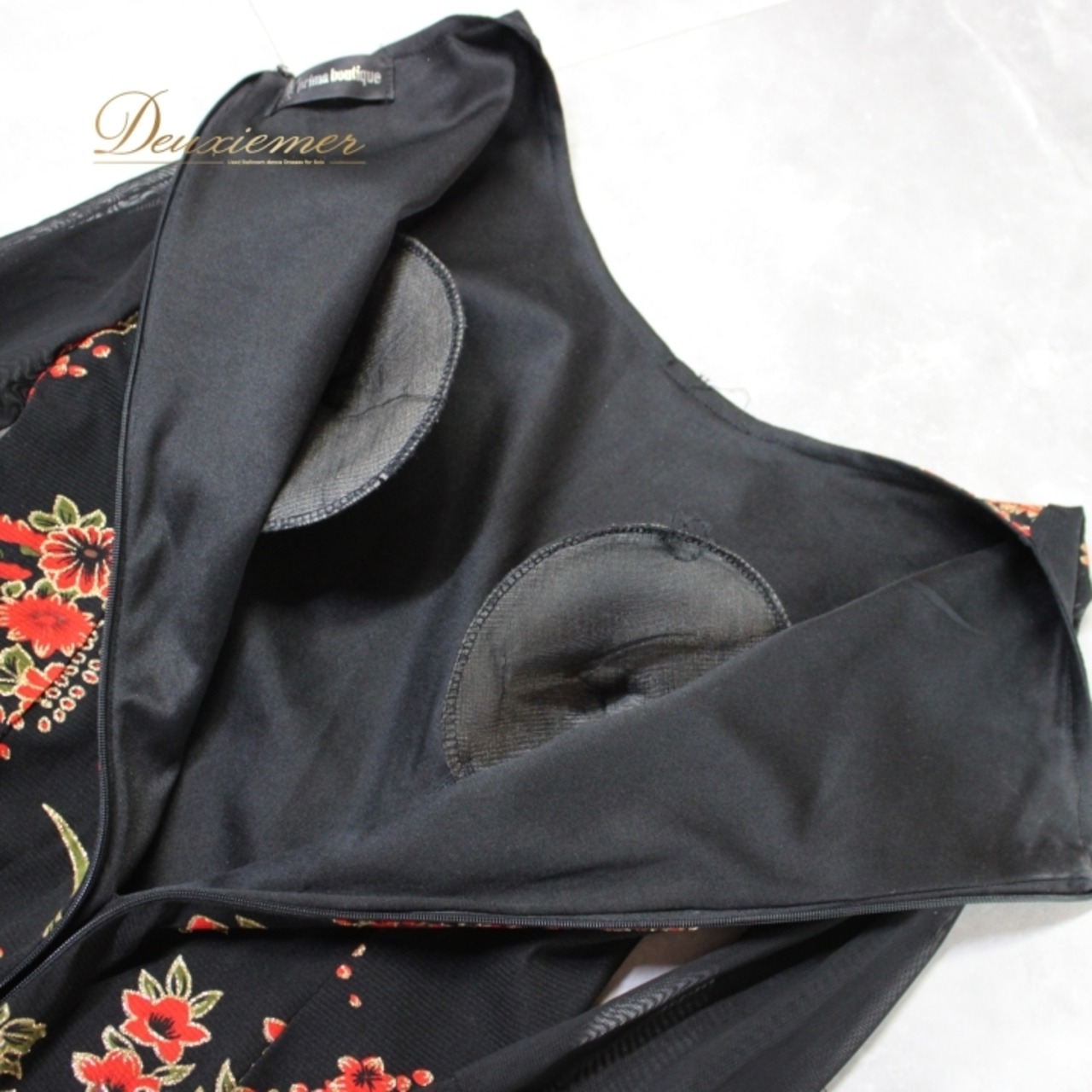 社交ダンス 衣装 スタンダード ドレス ワンピース パーティドレス ブラック系 レッド系 prima boutique プリマブティック 黒 赤 花柄 大人向け おしゃれ デザイン 花柄ドレス フレアスカート フラワープリント 可愛い 謝恩会 結婚式 交流会 ダンスパーティー おすすめ 上品 体型カバー 楽ちん 厚手素材 柔らかい 肌触り 艶感 プロ用 競技会 用途広い ブラックドレス レッドドレス シンプル 着心地良い