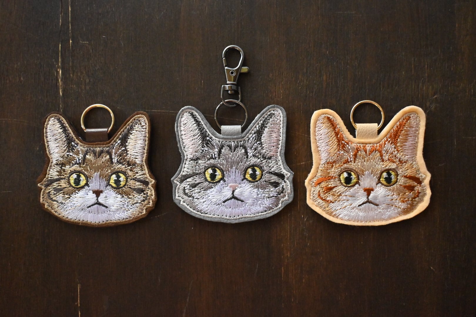 ハチワレトラ柄猫ちゃんのキーホルダー【長毛】 | 猫と暮らす洋裁店