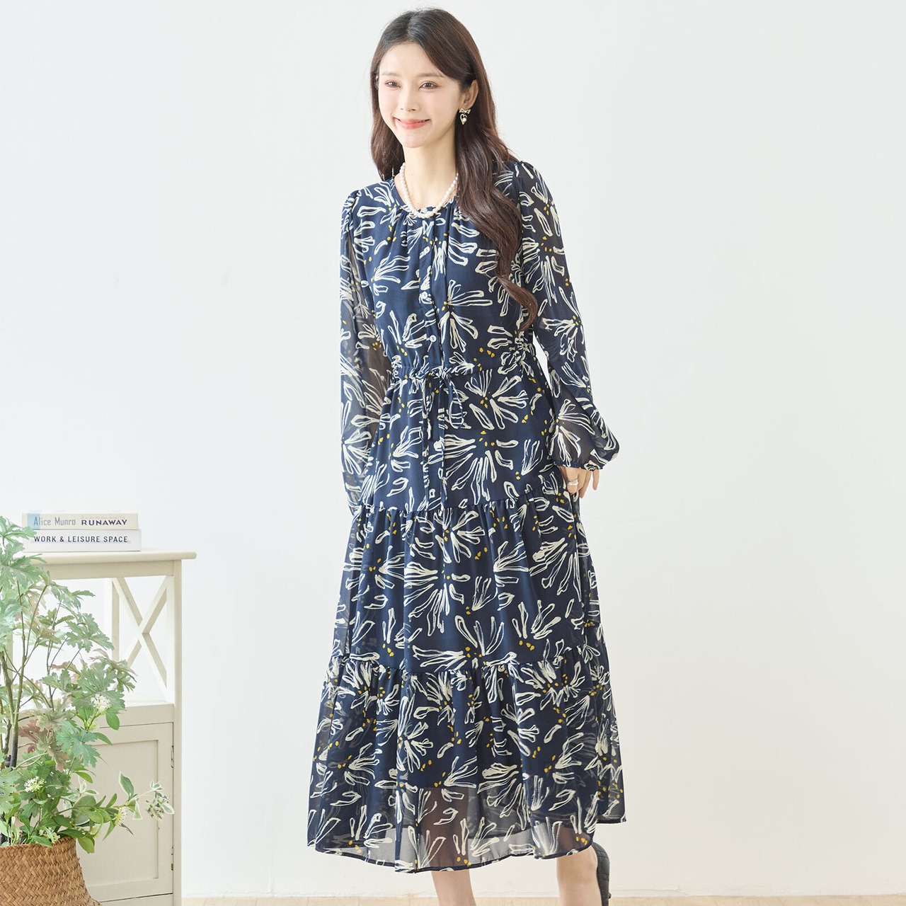 TRUBE 花モチーフアート風デザインプリントワンピース【M~L】ネイビー