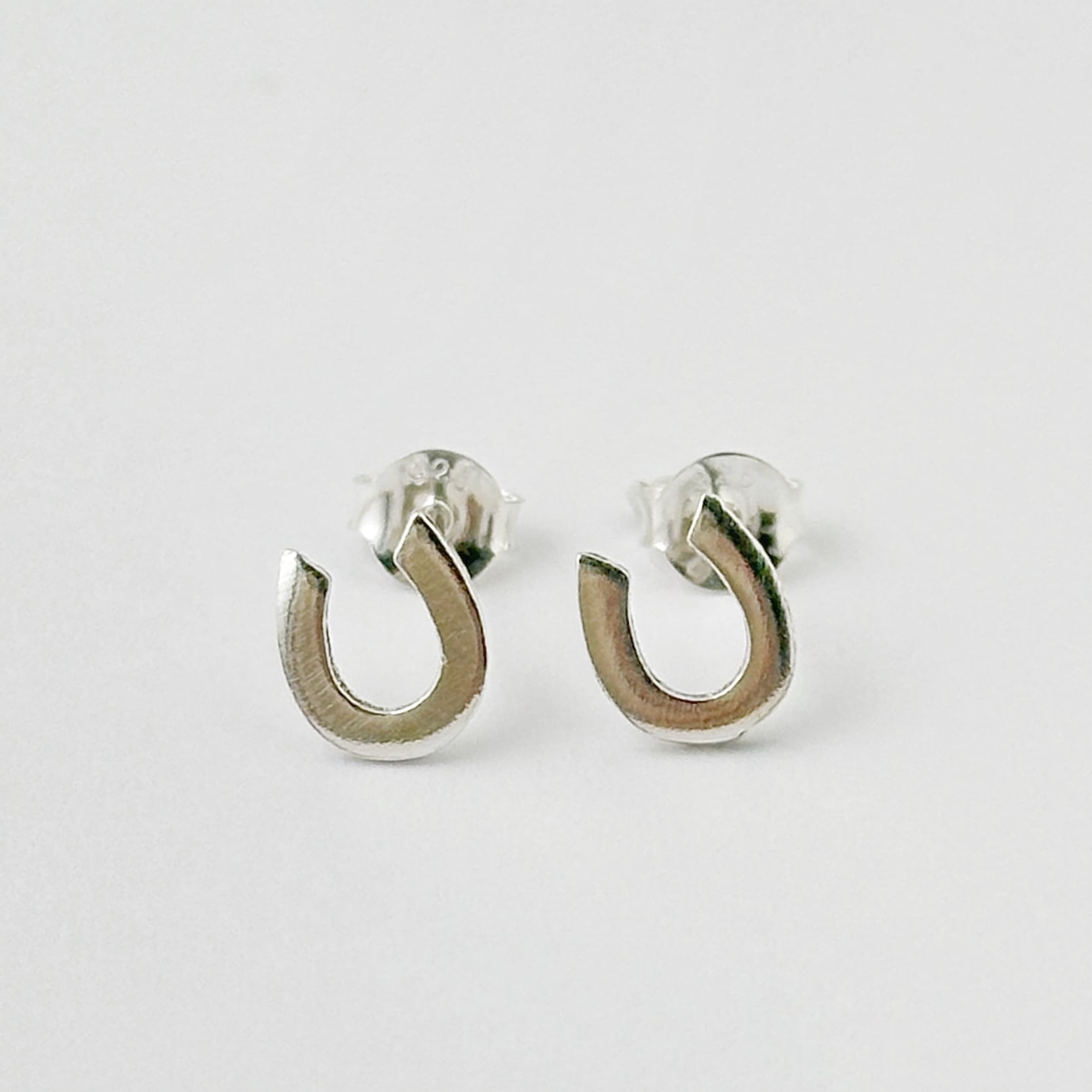 再入荷】上向き シンプル 馬蹄 スタッド ピアス 馬 蹄鉄 ホース うま