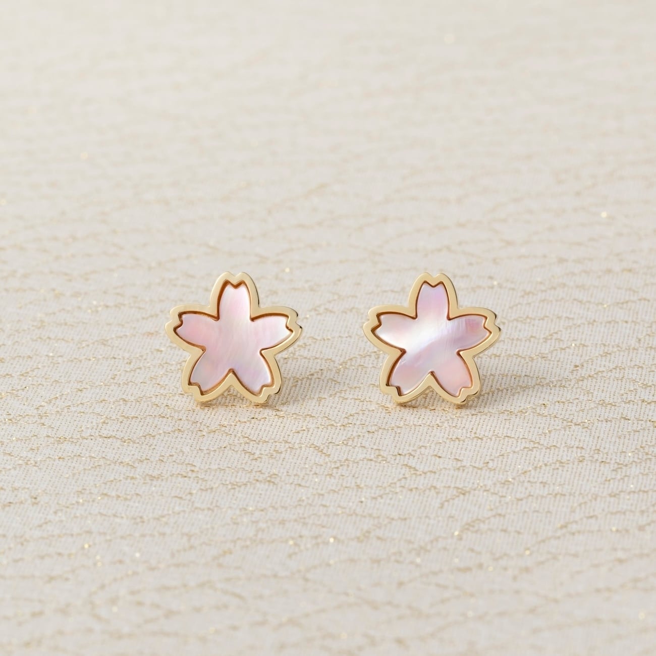 sakuradoki - 麗 - 桜ピンクシェルピアス | Tomorrow Fabric