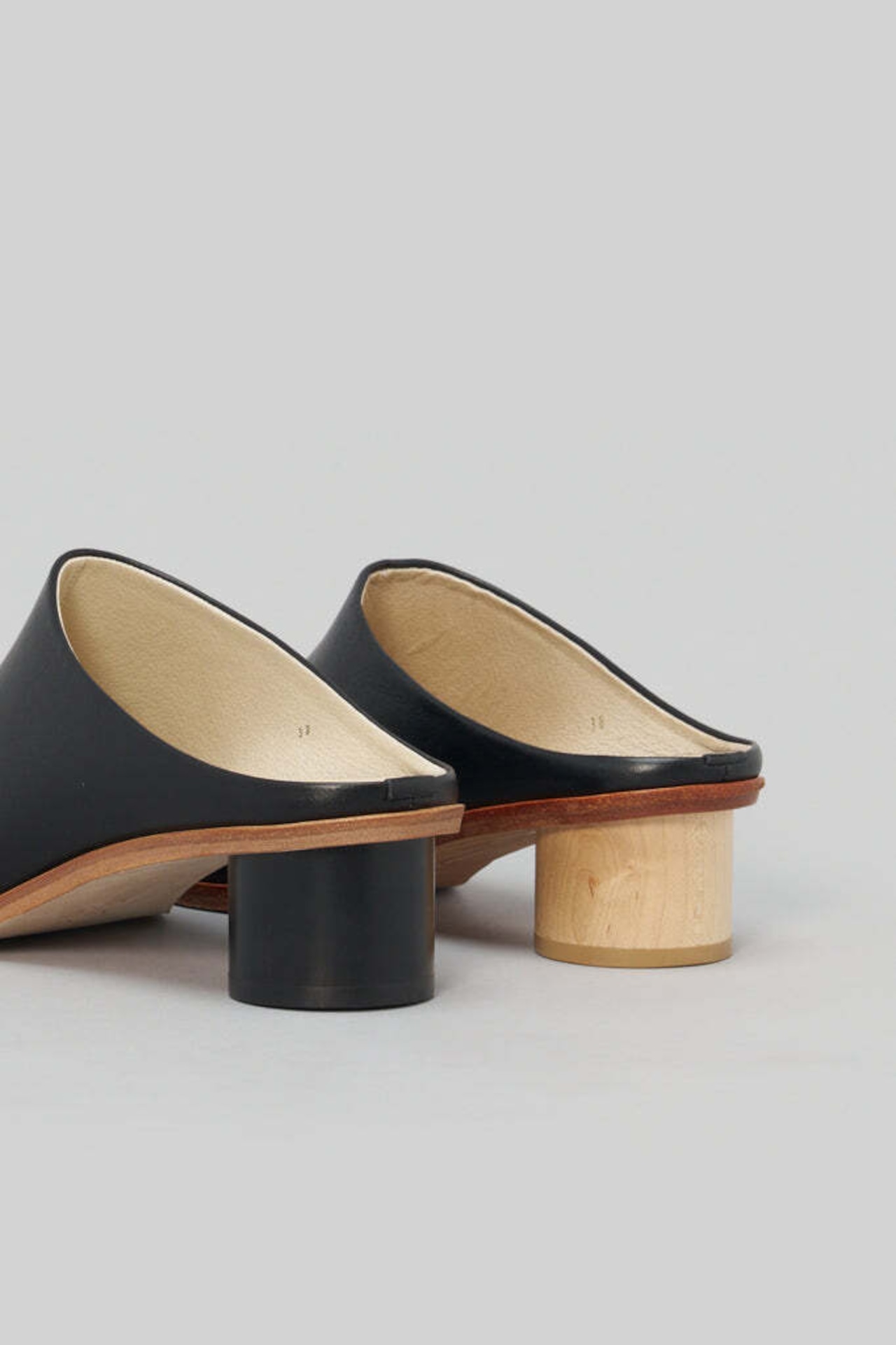 _Fot - wood heel mules_circle :Black|メープルウッドヒール/静かな輪郭のミュール